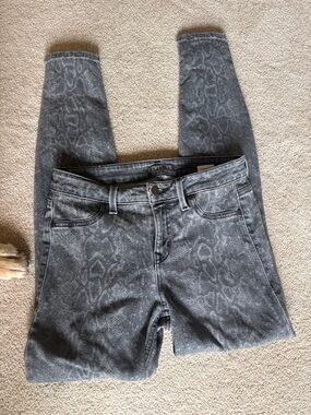 Level 99 Women's Gray Snake-Print Jeggings